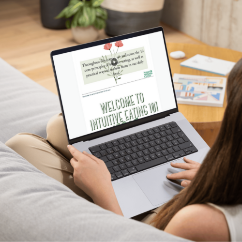 A women joining an online class on her laptop