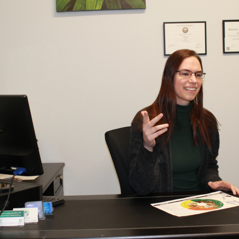 A nutritionist sitting at a desk offering nutrition counseling